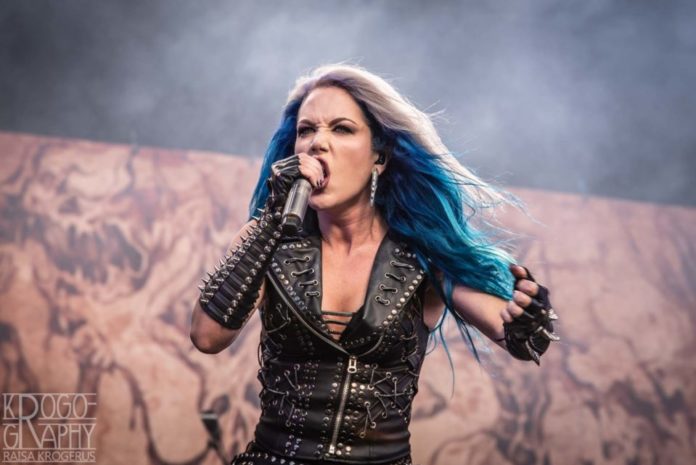 Alissa White-Gluz Arch Enemyn kanssa Tuskassa 2018