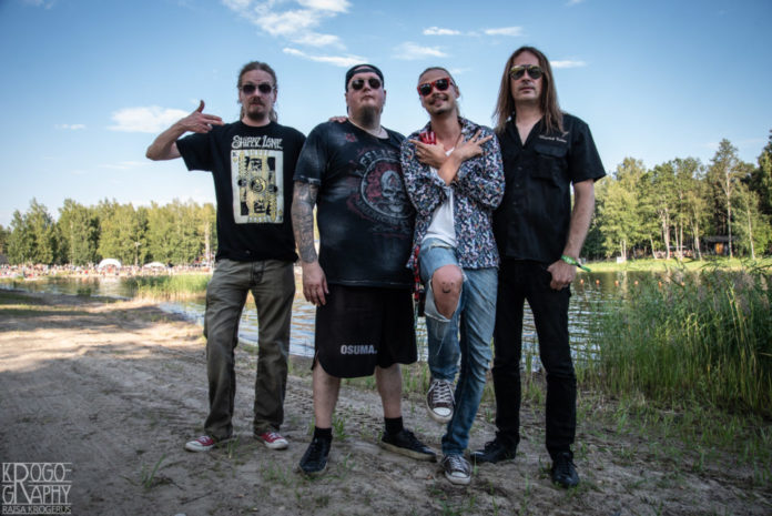 Flat Earth Ilosaarirockissa 2018