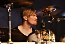 Stratovariuksen Rolf Pilve esittää ”Destiny”-kappaleen Tampereella uudella videolla