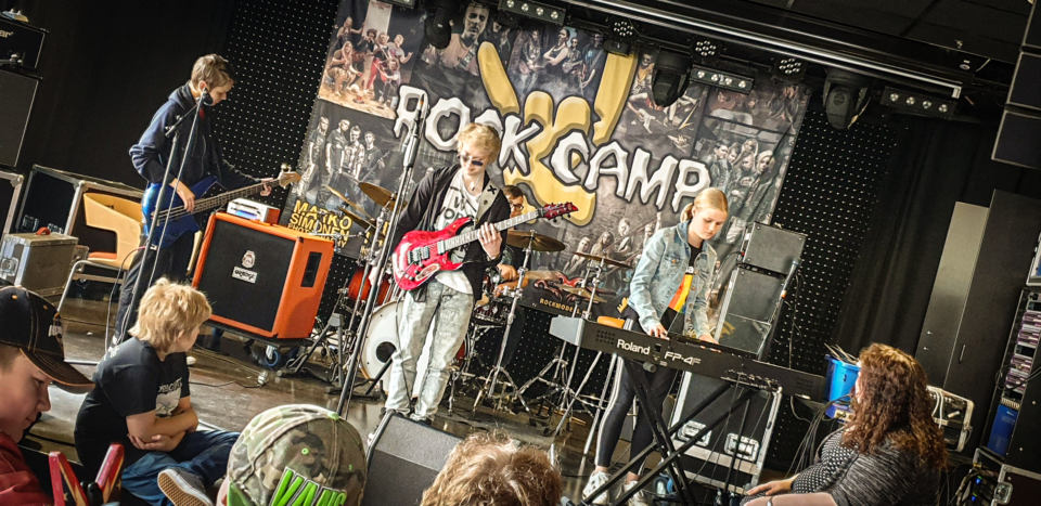 Rockcampin nuoria lavalla jammailemassa. Kuva: Pete Alander