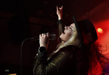 Avaruustaikabussin kyydissä ja moottoripyörän selässä: Noora Louhimo Experience @Yo-talo, Tampere 27.10.2021.