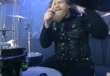 Atte Palokangas esittää uudella videolla ”Beast In Black” -kappaleen Sauna Open Air -festareilla 2022