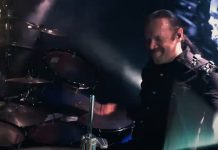 Nightwishin Kai Hahto esittää ”Tribal”-kappaleen Knotfestissä 2022