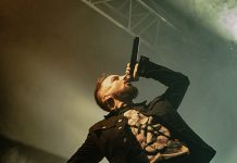 Bloodred Hourglassilta lopun ajan lauluista koostuva ”We Should Be Buried Like This” -albumi lokakuussa