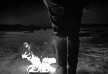 Punk-yhtyeet Naakan kosto ja Saatanan Kojootti julkaisivat Saatanan kostoksi nimetyn splitin