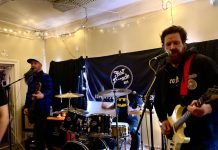 Haastattelussa Pitiful Smalltime Dealers – ”Ollaan hauska ja rempseä trio livenä, soitetaan iskevää skedepunkkia vähän sinne päin”