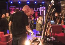 Jyväskylän Veturitallien Musamessuilla lauantaina 4.10. nähtävillä Jukka Tolosen, Heikki Silvennoisen, Ville Valon ja Andy McCoyn soittimia