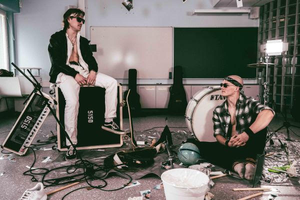 Porilainen rock-duo Unnamed Feeling julkaisee debyyttialbuminsa marraskuussa – ensimmäinen single & video “negative narrative” kuultavissa